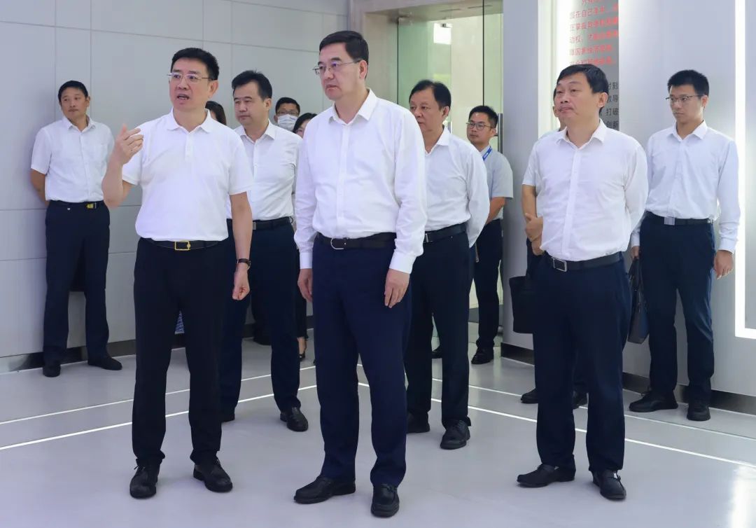 黄董陪同省长参观.jpg 黄董陪同省长参观.jpg